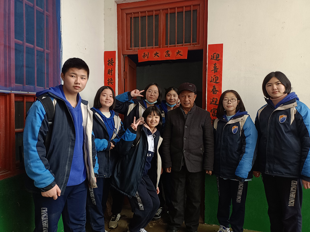 圖3組織學(xué)生志愿者服務(wù)特困空1巢老人.jpg 圖3組織學(xué)生志愿者服務(wù)特困空1巢老人.jpg